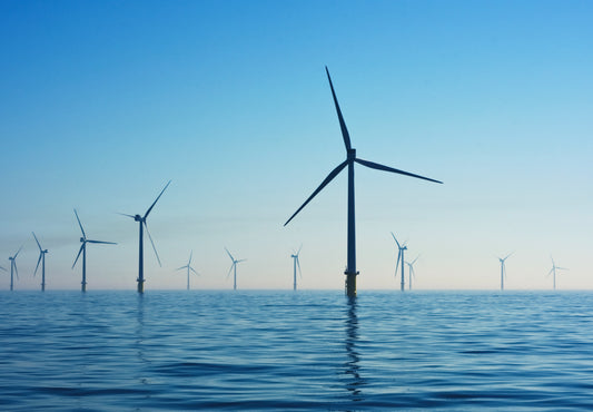 L'énergie éolienne en mer : un horizon vert dans un paysage bleu