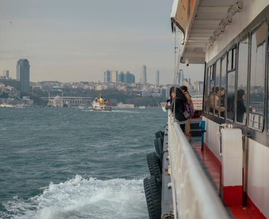 Un ferry indonésien s'écrase sur une jetée et renverse le pont d'embarquement